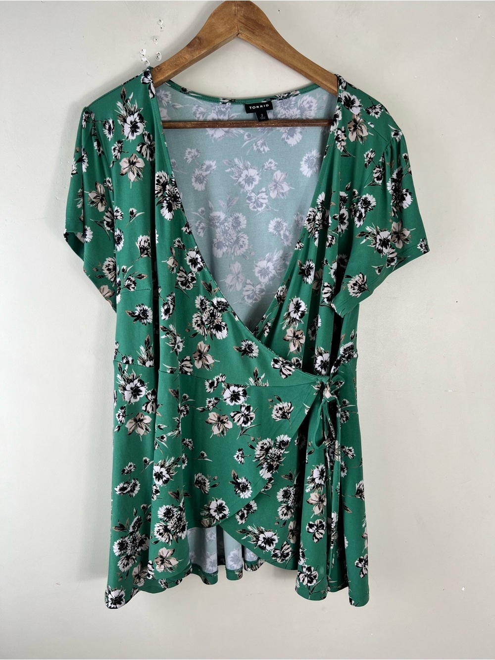 Torrid Studio Knit Surplice Wrap Top Green Floral Size 2X Shirt Sleeve Stretch